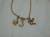 Colar com a inicial "J"