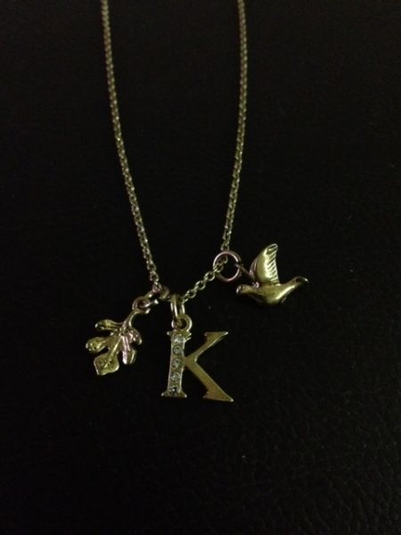 Colar dourado com a inicial K