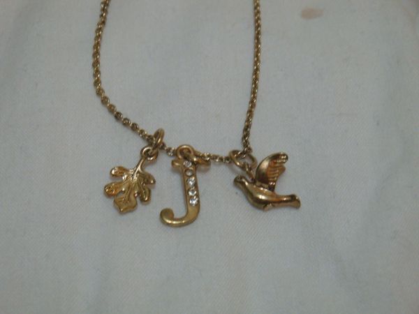 Colar com a inicial "J"