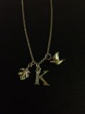 Colar dourado com a inicial K